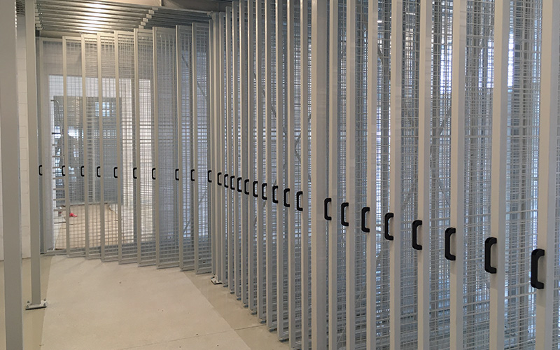 A függesztett képtároló állványok kifejezetten síkban tárolt műtárgyak – festmények, grafikák, fotók, térképek vagy restaurálás alatt álló alkotások – szakszerű elhelyezésére szolgálnak